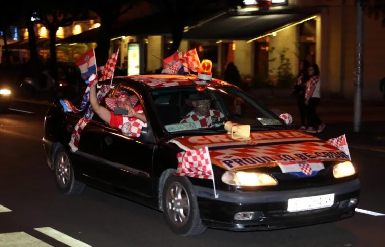 VELIKO SLAVLJE DILJEM HRVATSKE: Pogledajte kako su navijači proslavili pobjedu