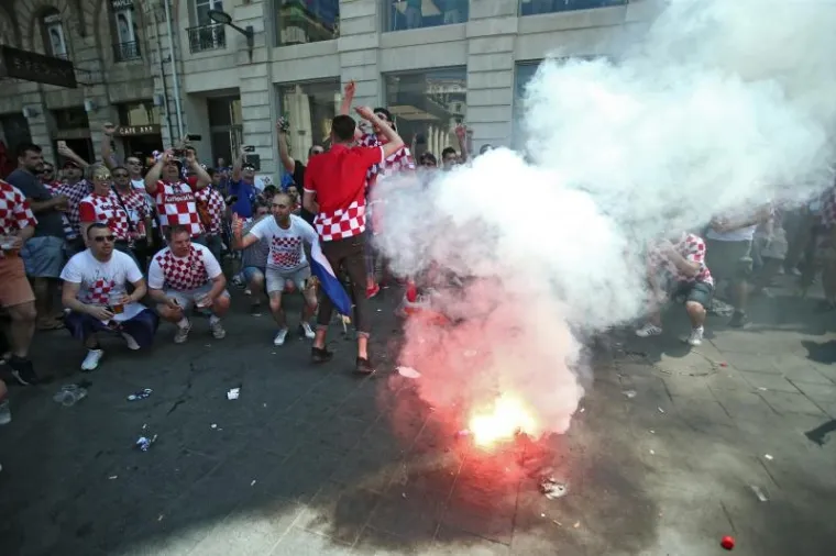 VATRENO LUDILO: Hrvatski navijači okupirali ulice Bordeauxa