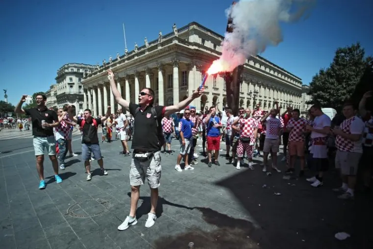 VATRENO LUDILO: Hrvatski navijači okupirali ulice Bordeauxa