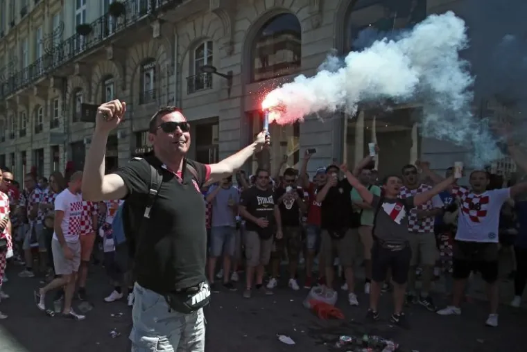 VATRENO LUDILO: Hrvatski navijači okupirali ulice Bordeauxa