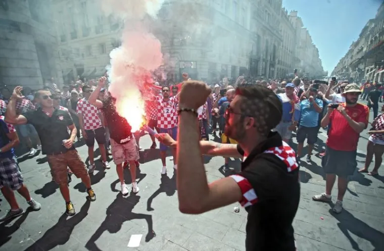 VATRENO LUDILO: Hrvatski navijači okupirali ulice Bordeauxa