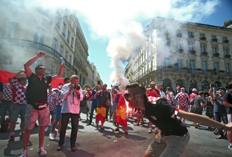 VATRENO LUDILO: Hrvatski navijači okupirali ulice Bordeauxa
