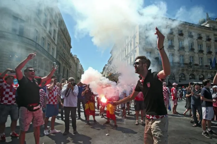 VATRENO LUDILO: Hrvatski navijači okupirali ulice Bordeauxa