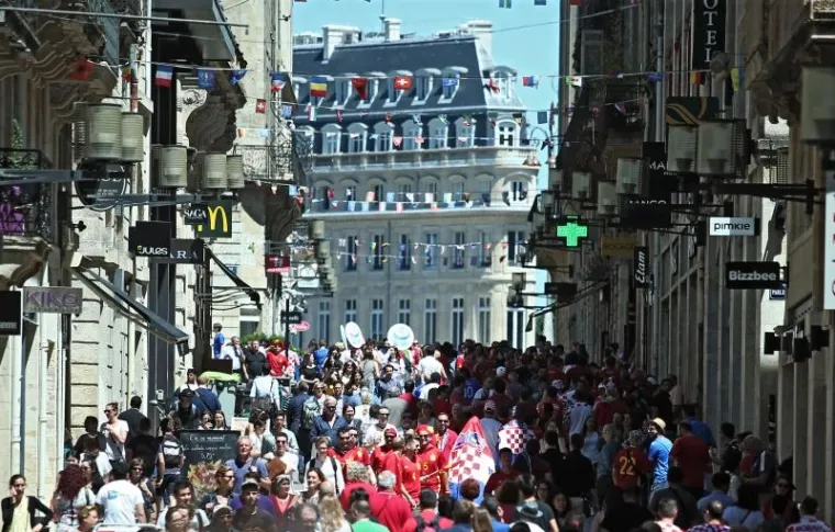 Sjajna atmosfera u gradu među hrvatskim i &scaron;panjolskim navijačima na dan utakmice između Hrvatske i &Scaron;panjolske nogometne reprezentacije.
