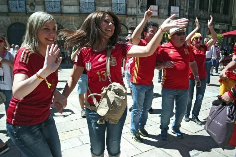 LUDNICA U BOREAUXU: Osjetite atmosferu u među hrvatskim i &scaron;panjolskim navijačima