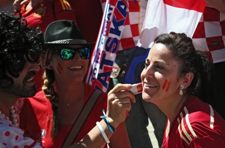 LUDNICA U BOREAUXU: Osjetite atmosferu u među hrvatskim i &scaron;panjolskim navijačima