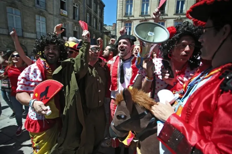 LUDNICA U BOREAUXU: Osjetite atmosferu u među hrvatskim i &scaron;panjolskim navijačima