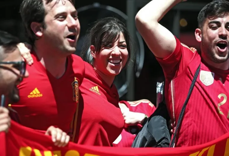 LUDNICA U BOREAUXU: Osjetite atmosferu u među hrvatskim i &scaron;panjolskim navijačima