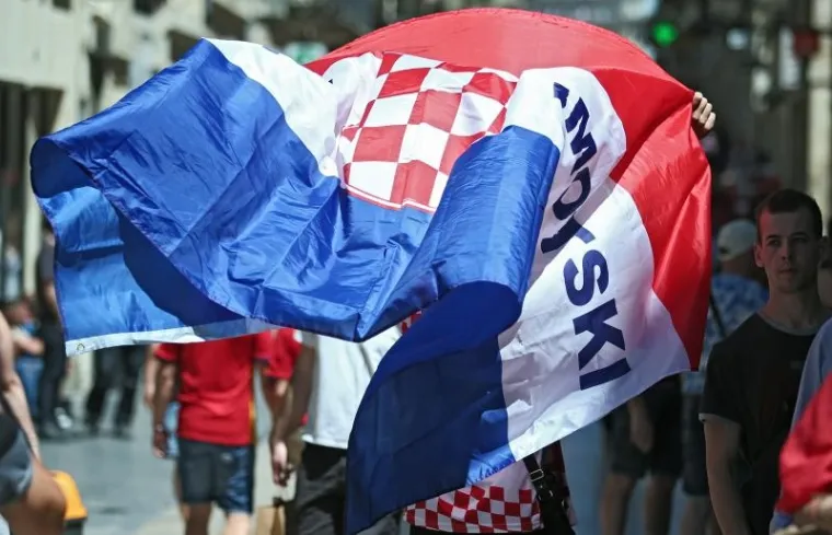 LUDNICA U BOREAUXU: Osjetite atmosferu u među hrvatskim i &scaron;panjolskim navijačima