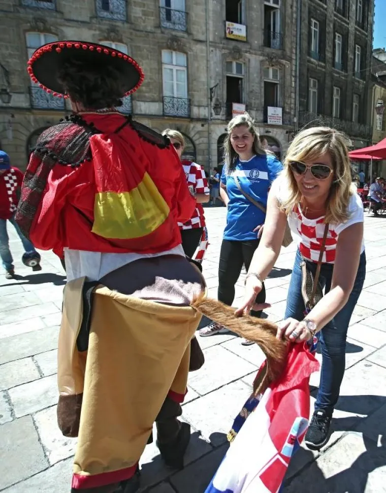 LUDNICA U BOREAUXU: Osjetite atmosferu u među hrvatskim i &scaron;panjolskim navijačima