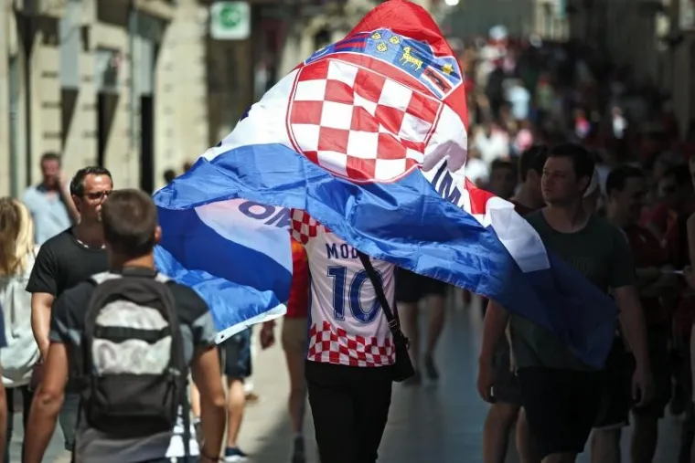 LUDNICA U BOREAUXU: Osjetite atmosferu u među hrvatskim i &scaron;panjolskim navijačima