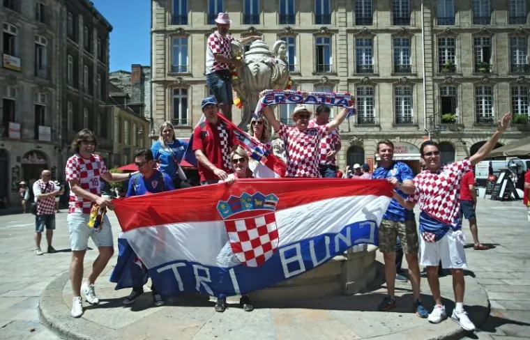 LUDNICA U BOREAUXU: Osjetite atmosferu u među hrvatskim i &scaron;panjolskim navijačima