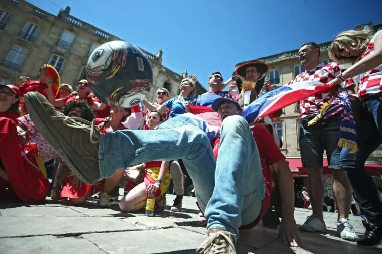LUDNICA U BOREAUXU: Osjetite atmosferu u među hrvatskim i &scaron;panjolskim navijačima