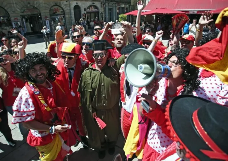 LUDNICA U BOREAUXU: Osjetite atmosferu u među hrvatskim i &scaron;panjolskim navijačima