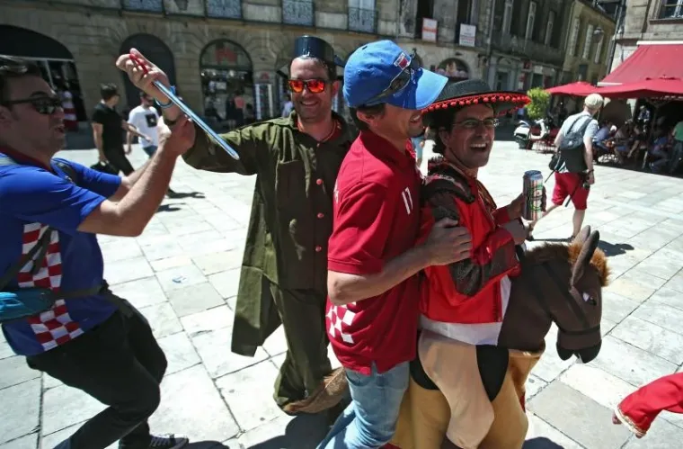 LUDNICA U BOREAUXU: Osjetite atmosferu u među hrvatskim i &scaron;panjolskim navijačima