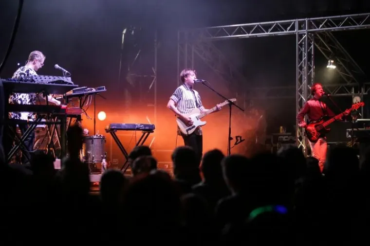 Nastup grupa Django Django