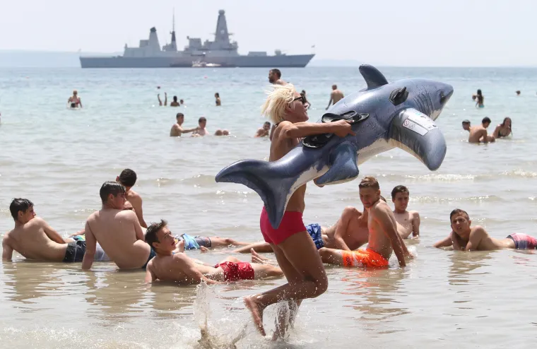 Britanski razarač HMS Defender usidren ispred plaže Bačvice