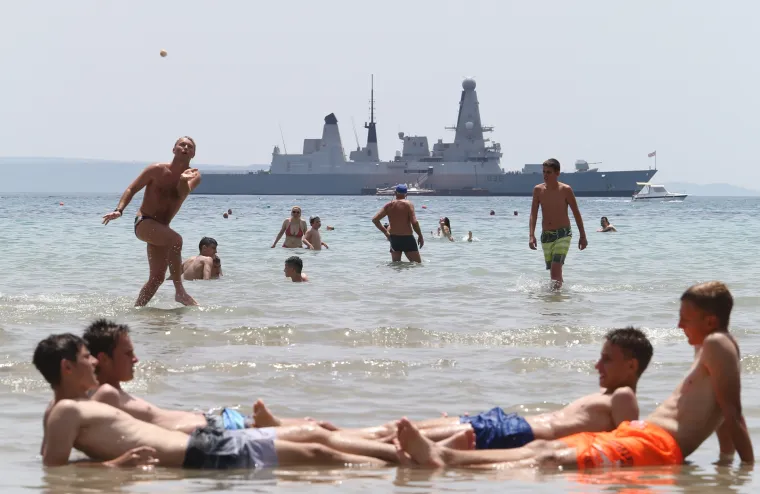 Britanski razarač HMS Defender usidren ispred plaže Bačvice