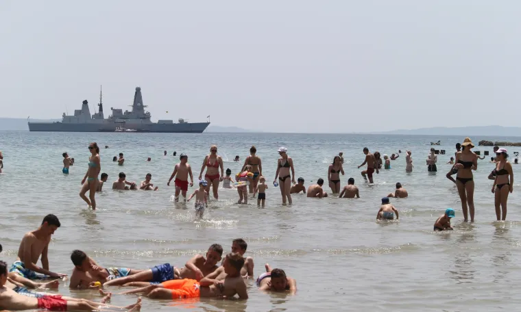 Britanski razarač HMS Defender usidren ispred plaže Bačvice