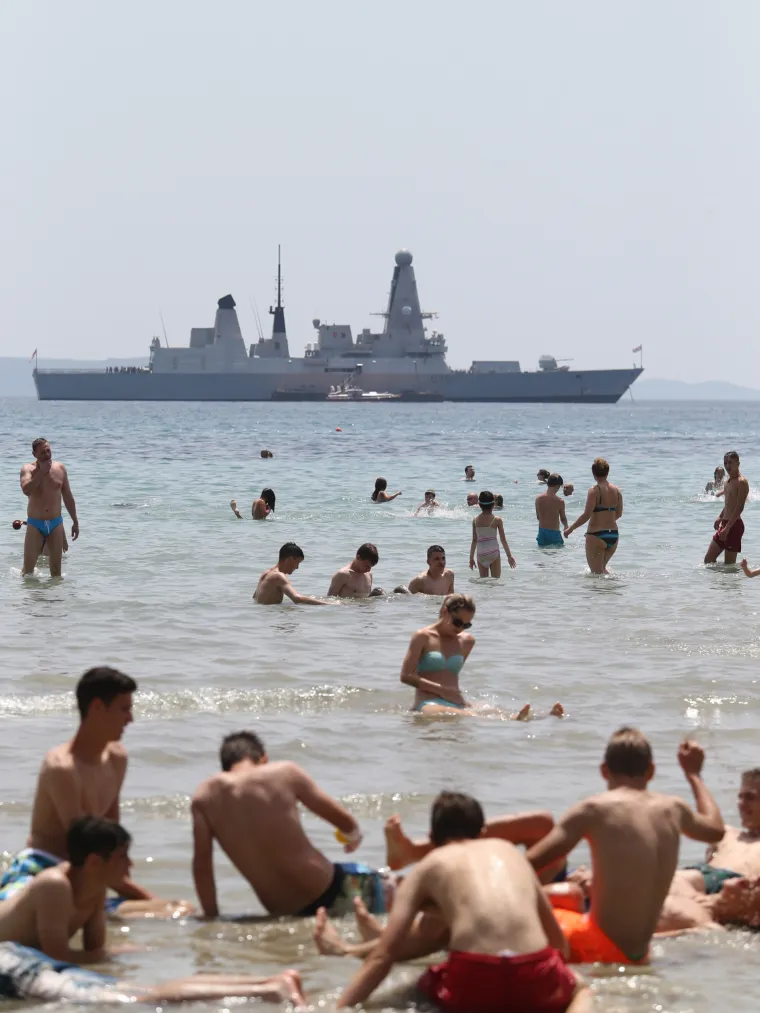 Britanski razarač HMS Defender usidren ispred plaže Bačvice