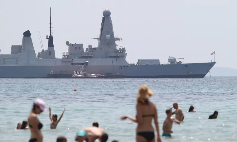 Britanski razarač HMS Defender usidren ispred plaže Bačvice