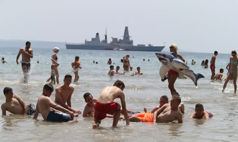 Britanski razarač HMS Defender usidren ispred plaže Bačvice