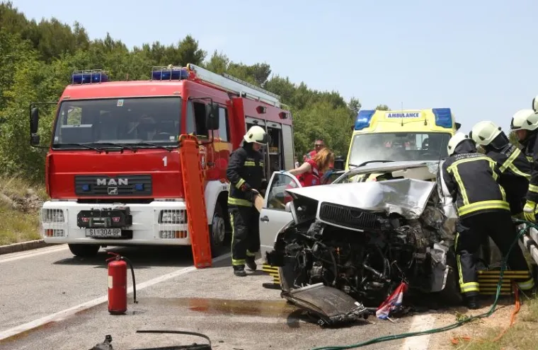 Sedam osoba je ozlijeđeno, od kojih jedna opasno po život, u sudaru &scaron;to se danas oko podneva dogodio na cesti Bilice-Tomilja nedaleko od &Scaron;ibenika. Ondje su se sudarili automobil &scaron;ibenskih tablica i vozilo s obitelji iz Poljske. Petero Poljaka i dvoje &Scaron;ibenčana prevezeni su u bolnicu.