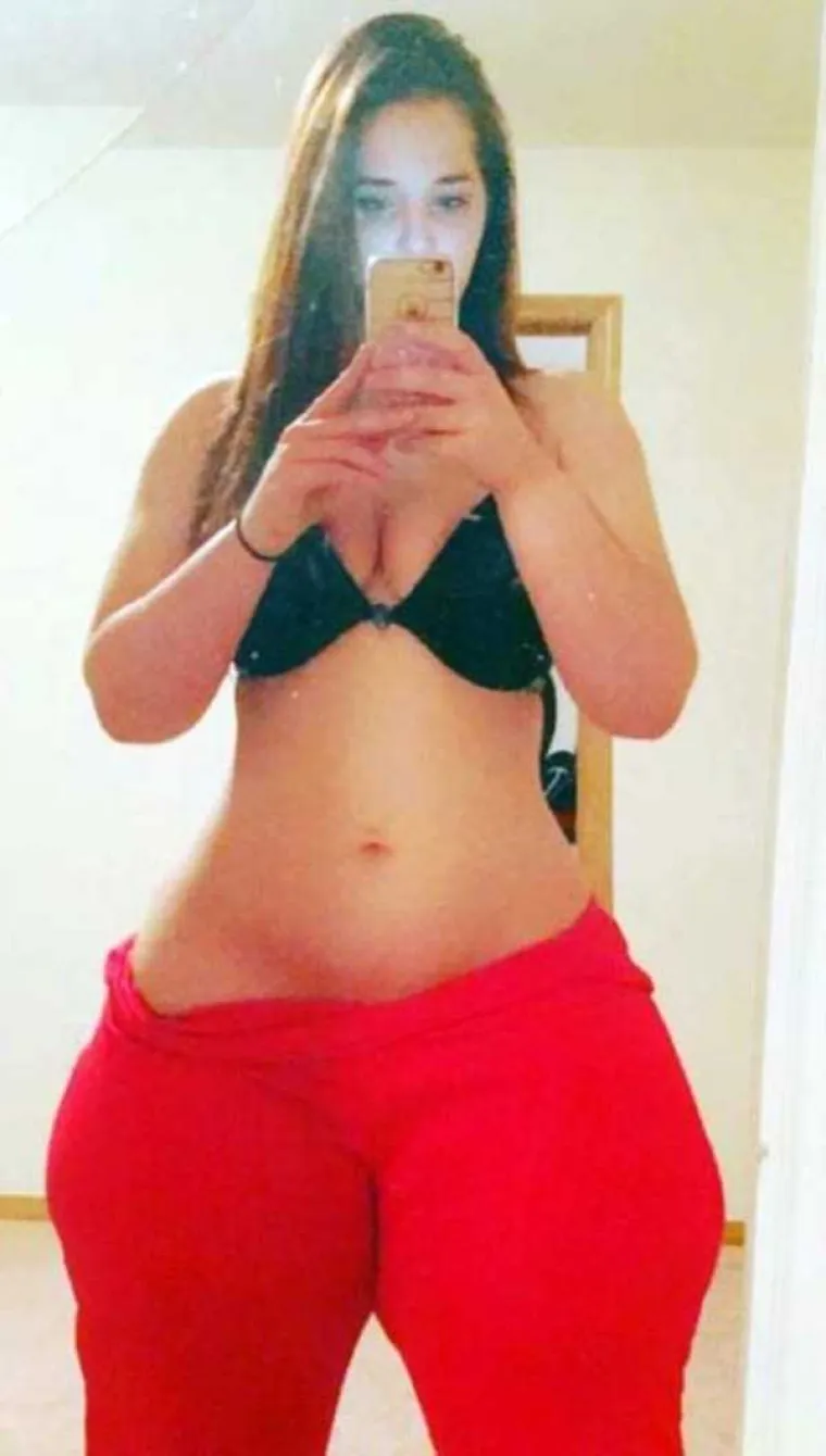 Raylynn ima 24 godine i stra&scaron;no se ponosi svojom guzom opsega skoro 180 centimetara. Liječnici ne znaju točno za&scaron;to ima tako veliku guzu pa su zaključili da je jednostavno riječ o genima zbog kojih sve kilograme vi&scaron;ka okuplja na jednom mjestu. Njezinim brojnim obožavateljima to se sviđa.