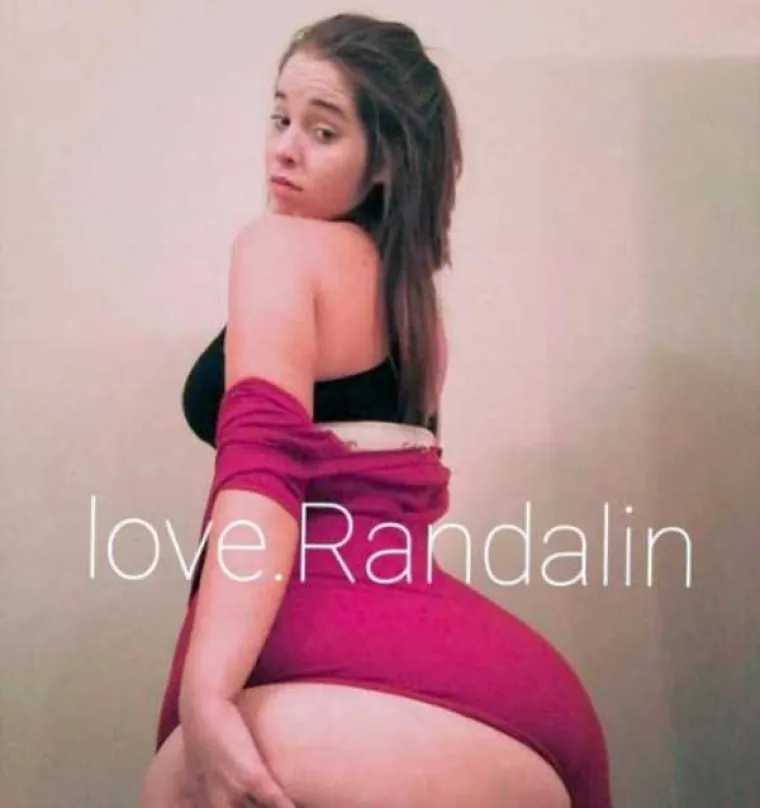 MOŽE LI GUZA BITI PREVELIKA? Ona se jako ponosi svojom, no neki smatraju da je to ipak previ&scaron;e