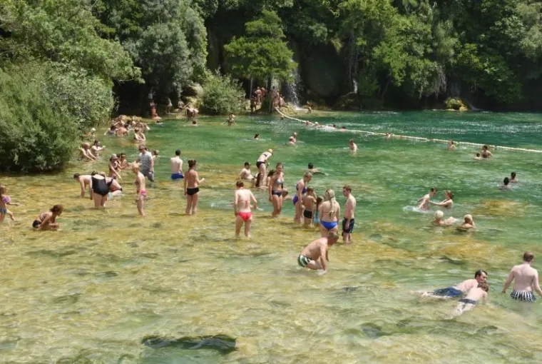 RAJ NA ZEMLJI: Spas od vrućina turisti potražili na slapovima Krke
