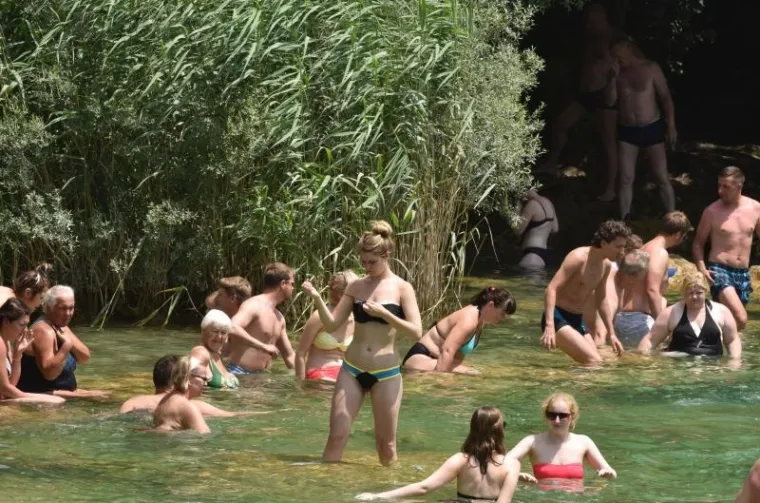 RAJ NA ZEMLJI: Spas od vrućina turisti potražili na slapovima Krke