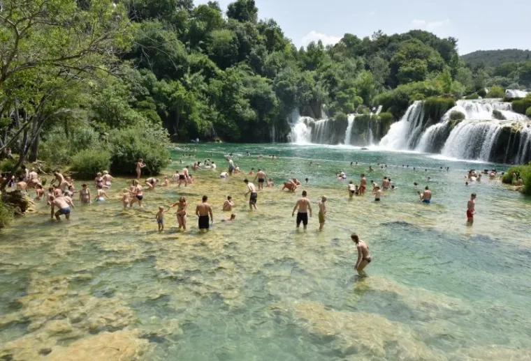 RAJ NA ZEMLJI: Spas od vrućina turisti potražili na slapovima Krke