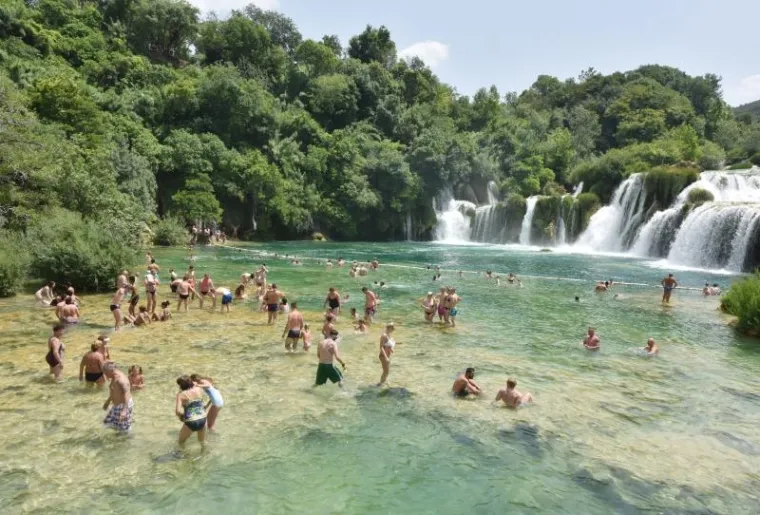 RAJ NA ZEMLJI: Spas od vrućina turisti potražili na slapovima Krke
