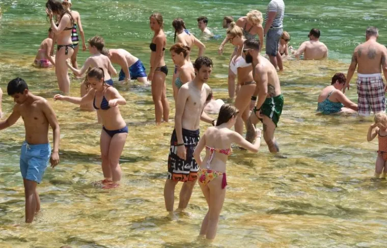 RAJ NA ZEMLJI: Spas od vrućina turisti potražili na slapovima Krke