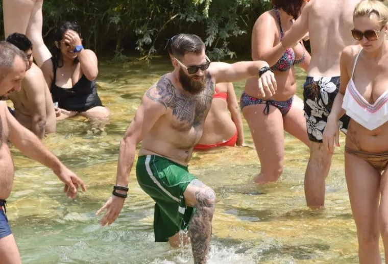 RAJ NA ZEMLJI: Spas od vrućina turisti potražili na slapovima Krke