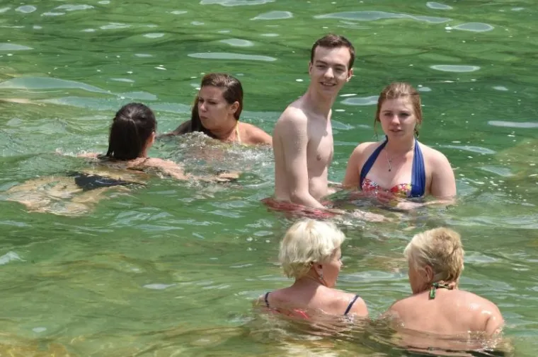 RAJ NA ZEMLJI: Spas od vrućina turisti potražili na slapovima Krke