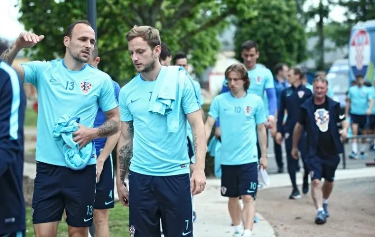 Hrvatska nogometna reprezentacija u kompletnom sastavu je odradila posljednji trening uoči puta u Lens.