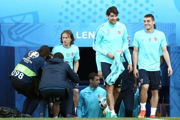 DAN UOČI ODLUČUJUĆE BITKE: Vatreni odradili posljednji trening na stadionu u Lensu