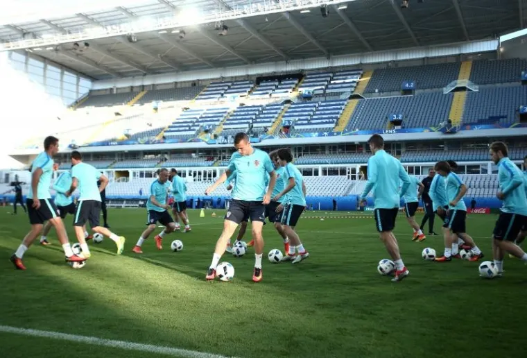 DAN UOČI ODLUČUJUĆE BITKE: Vatreni odradili posljednji trening na stadionu u Lensu