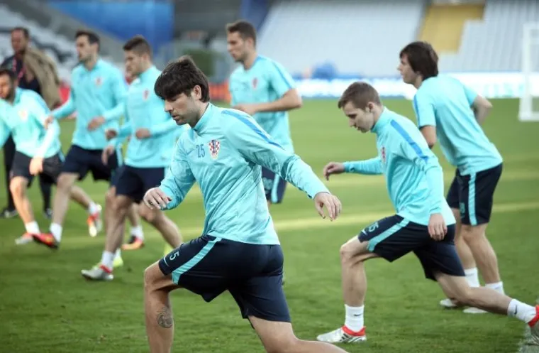 DAN UOČI ODLUČUJUĆE BITKE: Vatreni odradili posljednji trening na stadionu u Lensu