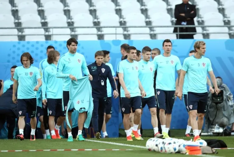 Hrvatska nogometna reprezentacija odradila je trening na terenu Stade Bollaert-Delelis dan prije sutra&scaron;nje utakmice osmine finala protiv reprezentacije Portugala na Euru.