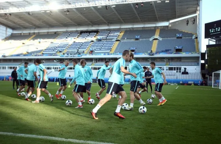 DAN UOČI ODLUČUJUĆE BITKE: Vatreni odradili posljednji trening na stadionu u Lensu