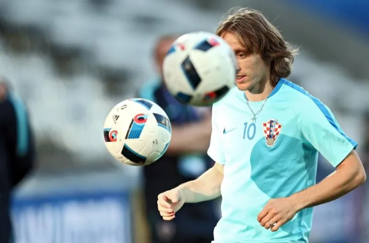 DAN UOČI ODLUČUJUĆE BITKE: Vatreni odradili posljednji trening na stadionu u Lensu