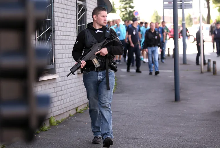 &Scaron;etnja u pratnji policajaca s dugim cijevima