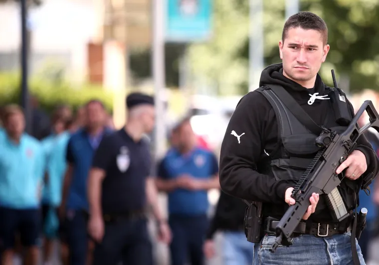 &Scaron;etnja u pratnji policajaca s dugim cijevima