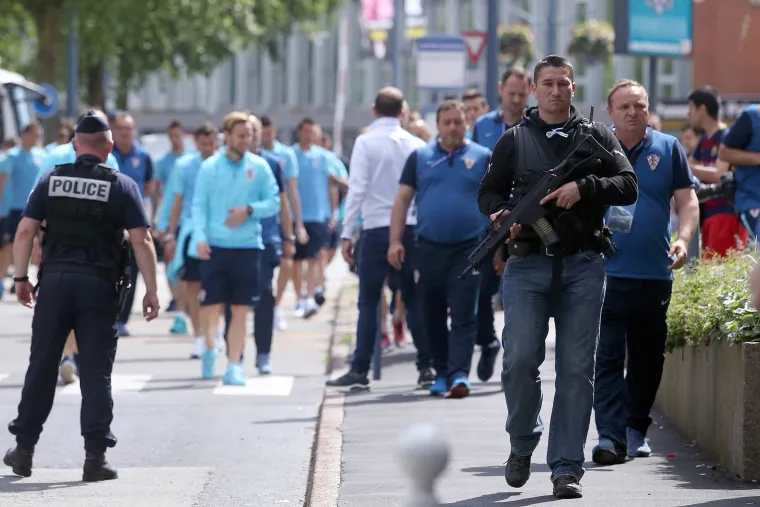 &Scaron;etnja u pratnji policajaca s dugim cijevima