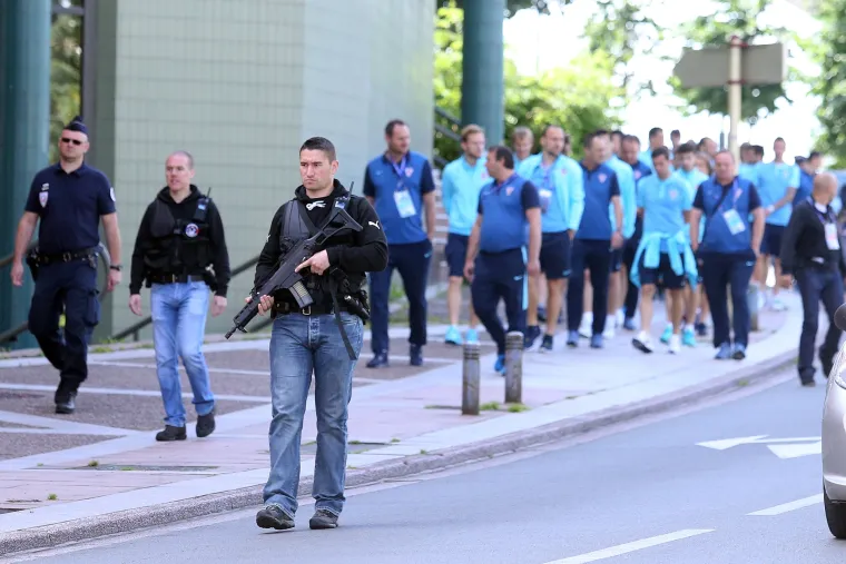 &Scaron;etnja u pratnji policajaca s dugim cijevima