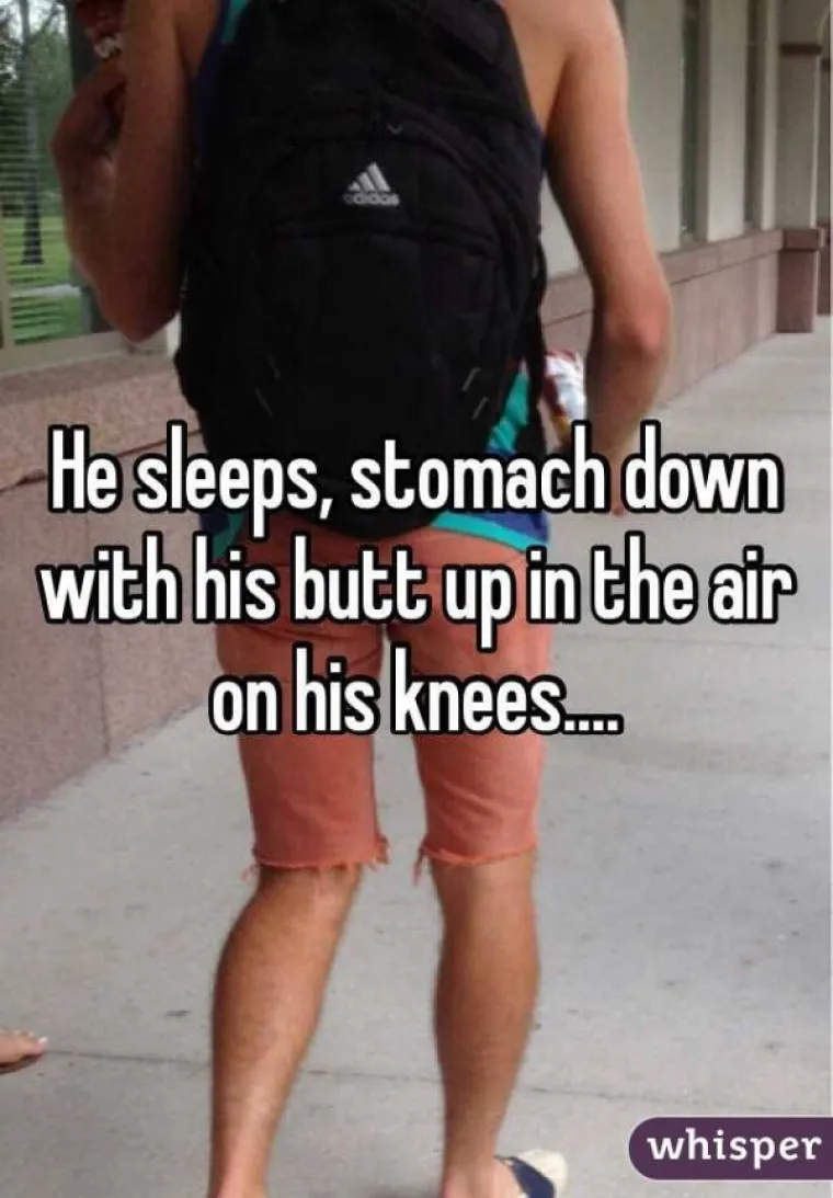 On spava na trbuhu, tako da mu je guza u zraku i kleči na koljenima.