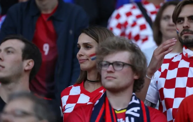 ĆORLUKINA LJEPOTICA: Franka Batelić s tribina stadiona u Lensu vatreno navijala za svog dečka