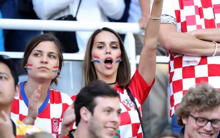 ĆORLUKINA LJEPOTICA: Franka Batelić s tribina stadiona u Lensu vatreno navijala za svog dečka